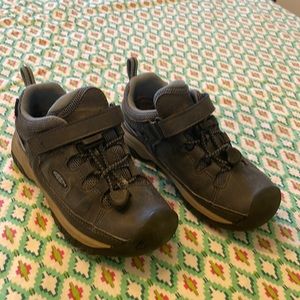 Keen boys hiking shoes size 10